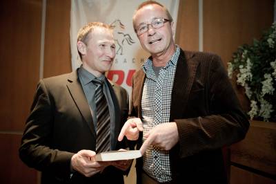 Gerdf Fischer überreicht Literatur für den Wahlkampf