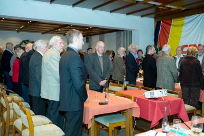 Die Mitglieder stimmen die Nationalhymne an
